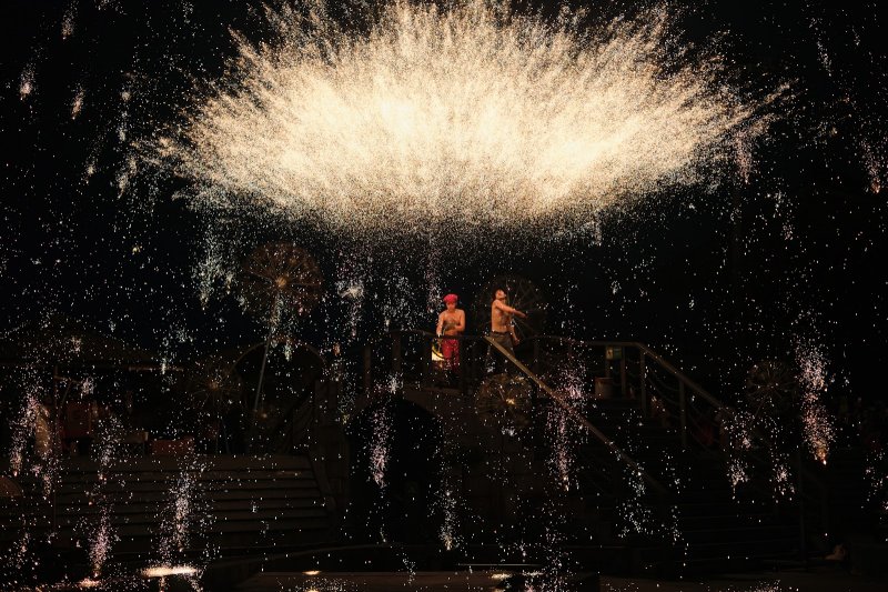 Павел Смирнов. Китай, Чунцин. Ковка железных цветов - древнее искусство, ставшее современным шоу