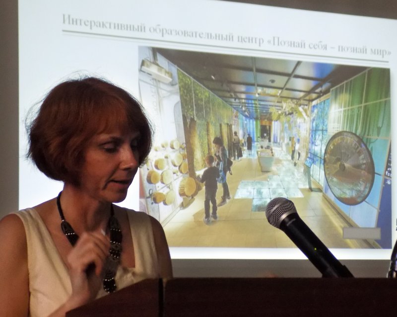 Н.Е. Михайлова знакомит слушателей семинара с опытом Дарвиновского музея